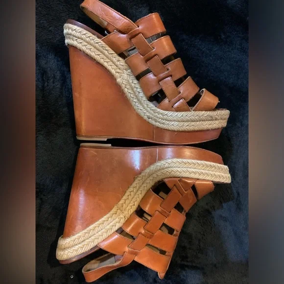 EUC!!!Christian Louboutin 💖wedges